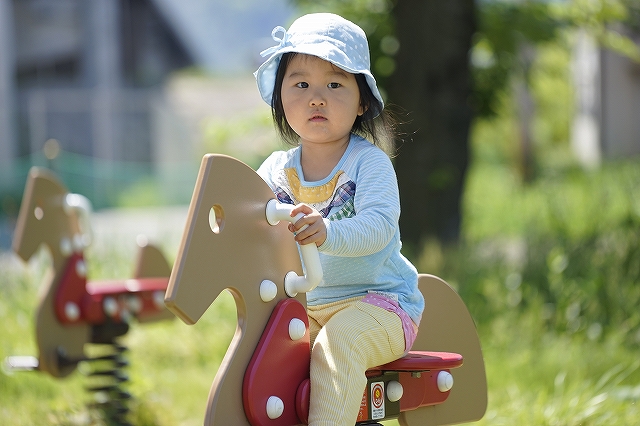 α７にSEL70200Gを付けて公園の少女を撮影