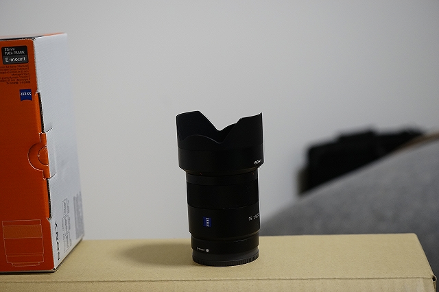 SEL55F18Zにフードを付けた画