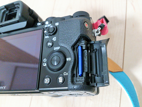 α7のメモリーカードスロット画像